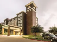 La Quinta Inn & Suites by Wyndham Arlington North 6 Flags Dr