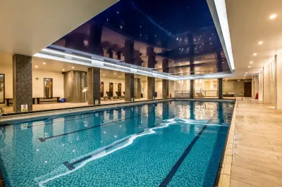 Holiday Inn London - Kensington High St. Hotels near Mercato Mayfair