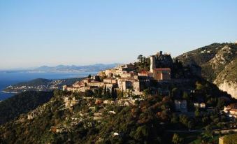 Stunning Penthouse with Panoramic Views of EZE Village and the French Riviera