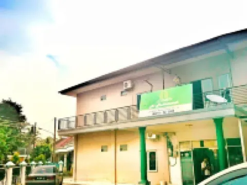 Losmen Al-Mukkaromah Hotels in Kebun Bunga