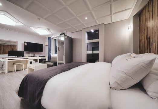 무인텔쥬뗌므의 편안한 침대와 객실 분위기