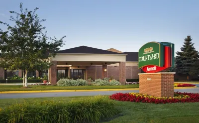 Sonesta Select Milwaukee Brookfield Hotels near Capitol Plaza East