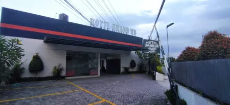 Hotel Grand HD Klaten Отели в г. Клатен