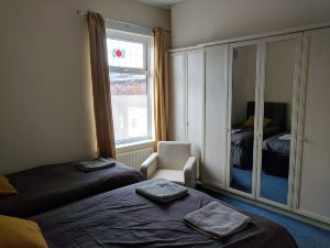 4 Bedroom House at Fern Lodge Preston Serviced Accommodation - Free WiFi & Parking