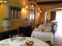 Hôtel les Magnanarelles Hotels in Mouries