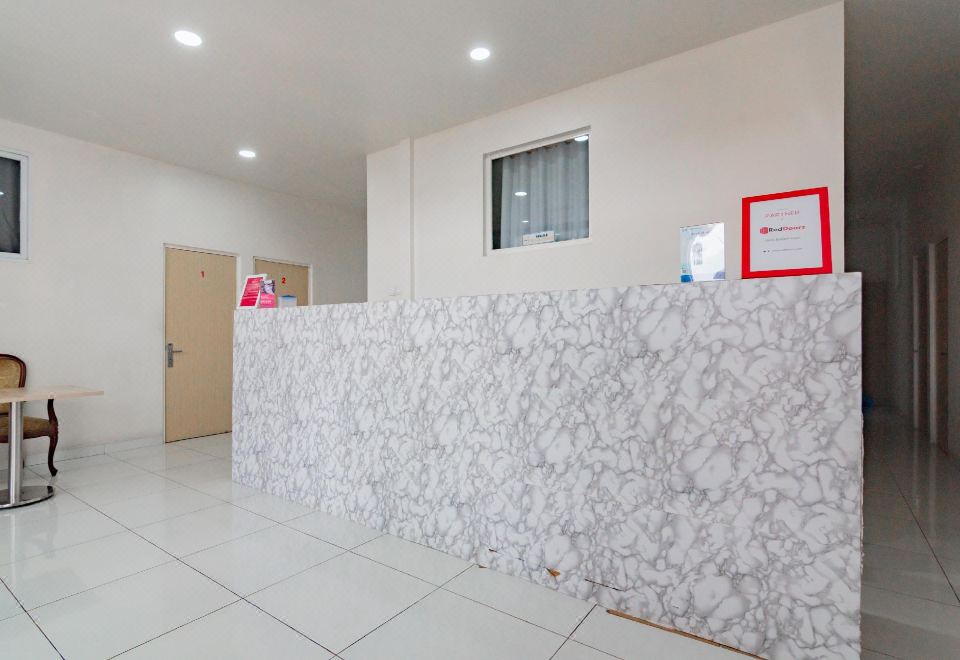 RedDoorz Near Prujakan Station Cirebon