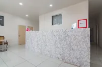 RedDoorz near Prujakan Station Cirebon Hotel di Pekalipan