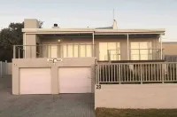 Ons C-Huis - Gansbaai Seafront Accommodation, Back-up Power Hotel di Kleinbaai