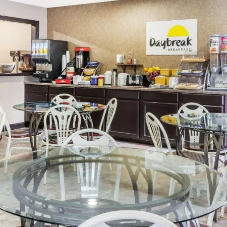 Days Inn & Suites by Wyndham New Iberia