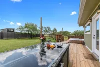 Henley-Lux Tiny Home-Hot Tub-Fire Pit Hotels in Gillespie County