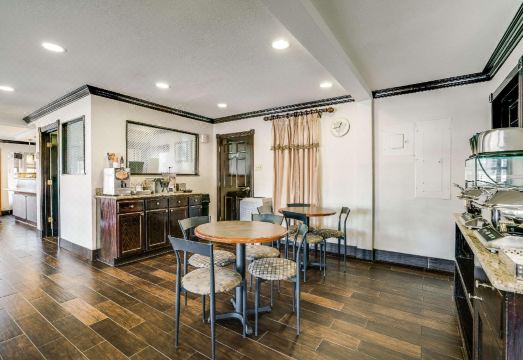 퀄리티 인 & 스위트 댈러스