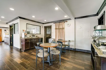 Quality Inn & Suites Отели рядом с достопримечательностью «Хайленд Парк Виллидж»