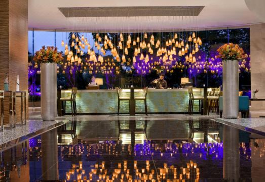 Manila Marriott Hotel의 럭셔리한 수영장