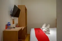 RedDoorz Plus @ Losari Makassar Hotels in Ujung Pandang