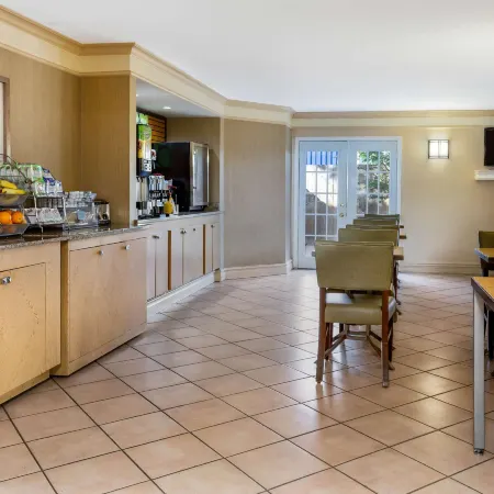 La Quinta Inn Tampa Airport Stadium Westshore Отели рядом с достопримечательностью «Стадион «Реймонд Джеймс»»