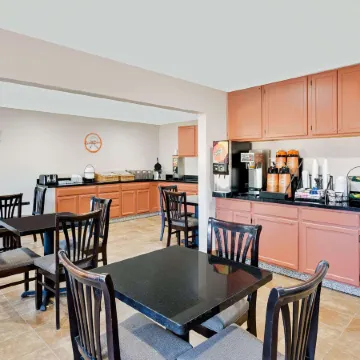 Howard Johnson by Wyndham Waterloo/Cedar Falls