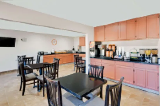 Howard Johnson by Wyndham Waterloo/Cedar Falls