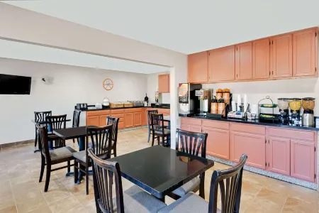 Howard Johnson by Wyndham Waterloo/Cedar Falls