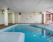 Econo Lodge by the Falls - ที่มีสระว่ายน้ำ