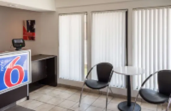 โมเทล 6 เบเกอร์สฟีลด์ แคลิฟอร์เนีย - ศูนย์จัดงานประชุม