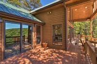 Peaceful Cabin w/ Deck + Scenic Mtn Views! - chambre d’hôtes