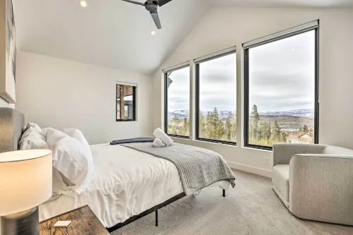 New Modern Mountain Retreat with Level 2 EV Charger