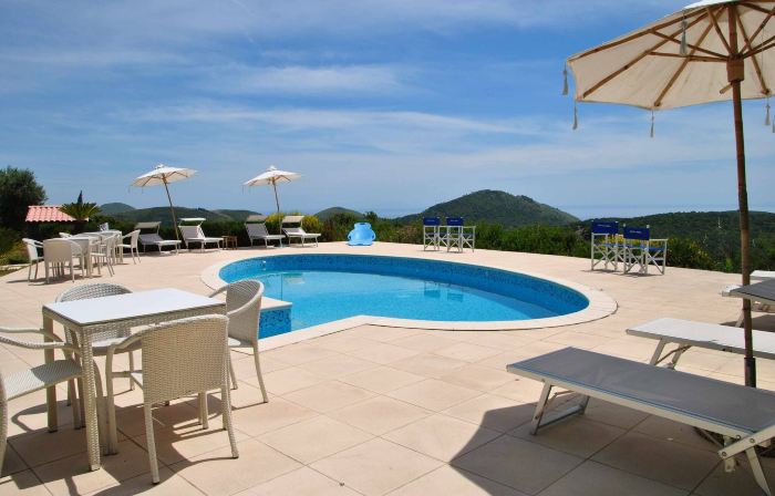 Red Roses Flat in a Semi-Detached Villa