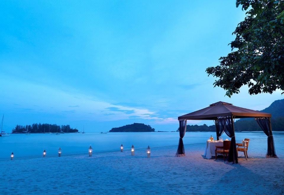 [더 다나 랑카위의 럭셔리 수영장]