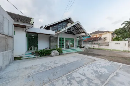 RedDoorz @ Jalan R.E. Martadinata Sukabumi Отели в г. Warudoyong