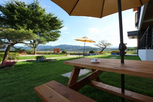 보문남촌펜션의 아름다운 화단 이미지