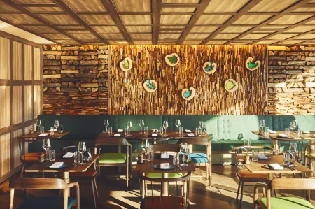 Hotel Indigo Karuizawa Отели рядом с достопримечательностью «しなの鉄道軽井沢駅 旧駅舎口»