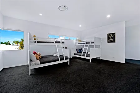 Luxico Majestic Palms (Heated Pool) Отели рядом с достопримечательностью «Библиотека Бродбич»