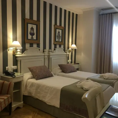 Adriano Boutique Sevilla Отели рядом с достопримечательностью «Башня Торре-дель-Оро»