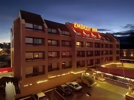 The Embassy Inn Отели рядом с достопримечательностью «Art Gallery of Greater Victoria»