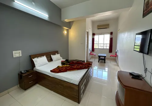 Hotel Sarang Lodging and Boarding Hotel a Karanje Turf Satara