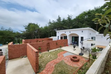 Gochang Isol Farm Village Del Luna Tourist Pension Отели рядом с достопримечательностью «Chan Yun Temple»