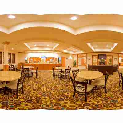 Holiday Inn Express & Suites BAY CITY by IHG Dining/Meeting Rooms
