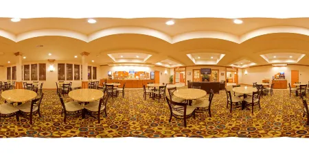 Holiday Inn Express & Suites Bay City