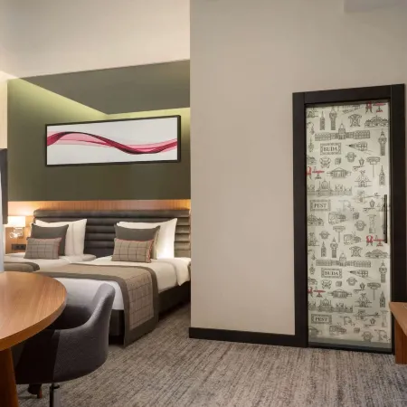 Ramada by Wyndham Budapest City Center Отели рядом с достопримечательностью «Мост Эржебет»