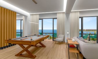 1. Hilton T..