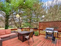 Luxurious home with golf course view, deck, grill, Peloton! King size bed. シャンティリーのホテル