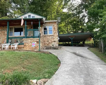 Charming house on deep water cove and amazing views Hotels in Grainger County