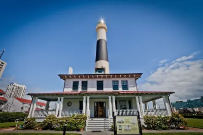 5–10 Mins to Beach & Boardwalk! BBQ • Firepit • Fast WiFi • Backyard