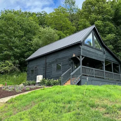 The Aspenshire Cabin: a nod to English Charm Hotels near Black Hawk Bridge