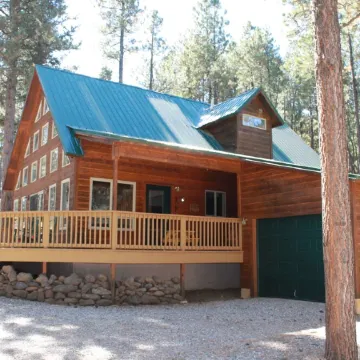 Large deck overlooking hiking trail/fiber-optic wifi/ short walk to village.