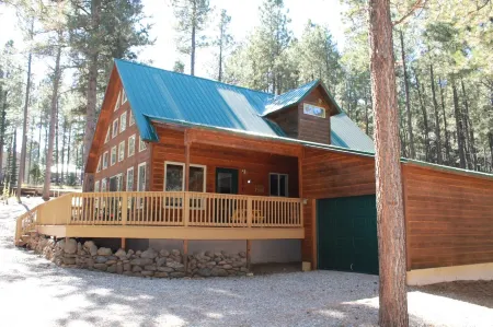 Large deck overlooking hiking trail/fiber-optic wifi/ short walk to village.