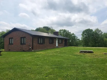 Rustic 3 Bedroom House- Classic West Virginia Mountain View