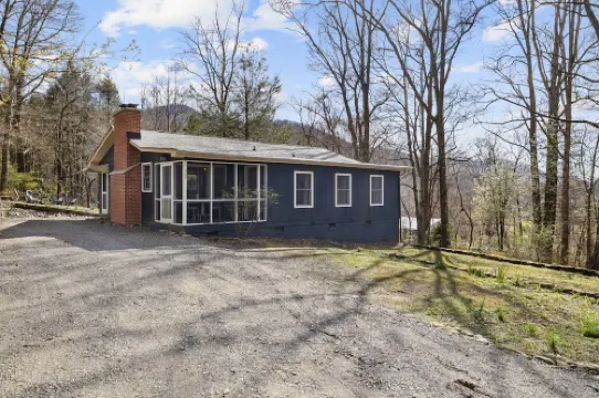 Private + Wooded + Quaint & Cozy + 5 Mins to Dwntn Blk Mtn + 15 Mins to Ashvle