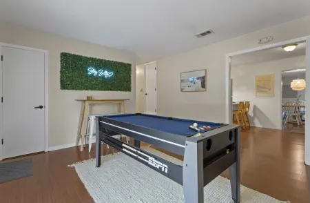 Cozy Coastal Home in Golf Cart District Отели рядом с достопримечательностью «Шелл»