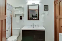 The 4th Overlook Seeps 4, In-between Crystal Mountain and Traverse City! WI-FI